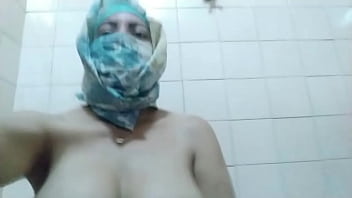 Ibu Muslim Arab Nyata Masturbasi Hingga Klimaks Ekstrem Di Kamera Hijab