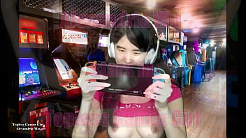 Gamer Cewek Asia Tanpa Atasan