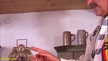 Ibu Jerman Digoyang Dua Tangan Di Dubur