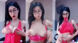 Awcece Dalam Setelan Dalam Merah Yang Menggoda