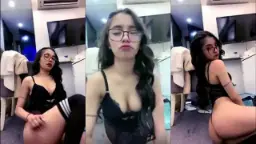 Caroline Tampil Seksi Menggoda Di Mango Live