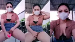Gadis Hot Bergetar Goyang Pantat Di Keramaian