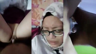 Mata Berbinar Di Balik Hijab, Bergairah Bersama Sahabat
