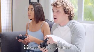 Kakak Tiri Tergoda Kontol Gede Saat Main Game Bareng