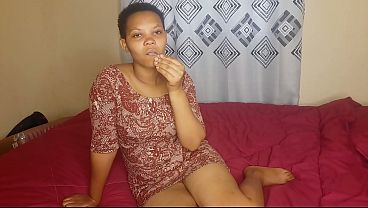 Ibu Menggoda Diri Di Kamar Tidur, Memamerkan Liang Basahnya Yang Gelap Dan Menggairahkan