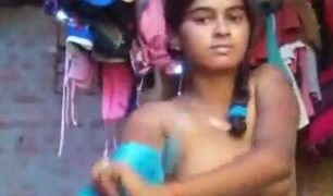 Gadis Desa Melepas Pakaian Salwar Kameez Dengan Menggoda