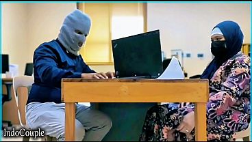 Istri Berhijab Yang Alim Ternyata Mesum, Digarap Teman Kantor Sampai Crot-crotan Pakai Vibrator Kesayangannya.