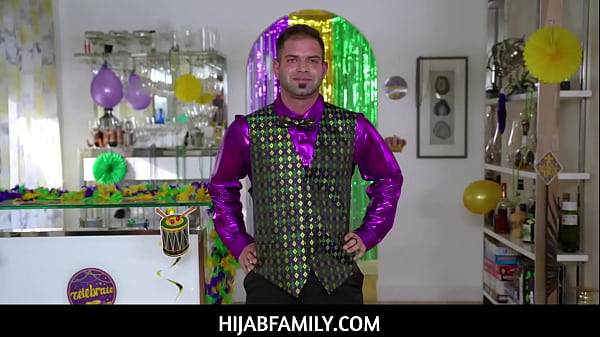 Hijabfamily – Violet Gems Dalam Hijabnya Menelan Deretan Manik-manik Sebelum Mahir Melayani Nicky Dengan Mulutnya