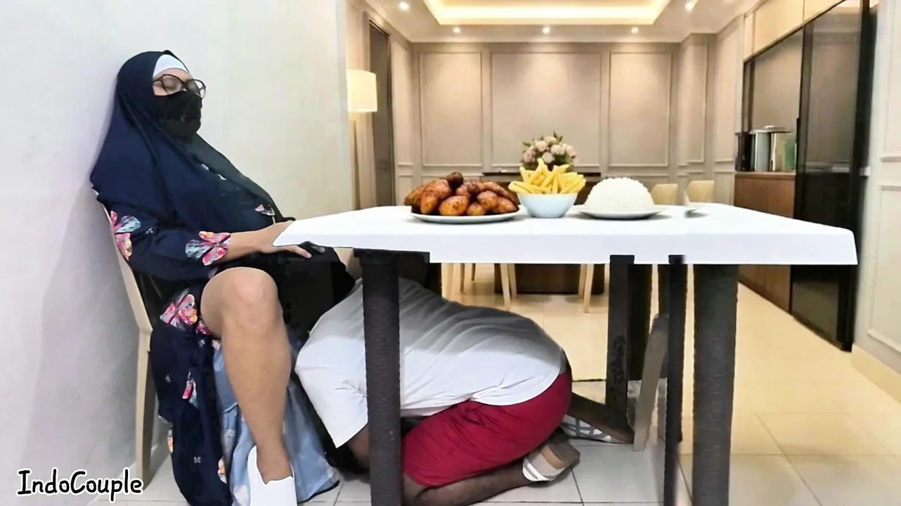 Guru Sekolah Hijab Muslim Pergi Untuk Kencan Dengan Bintang