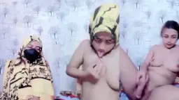 Tampilan Telanjang Menggoda Di Balik Jilbab Kuning