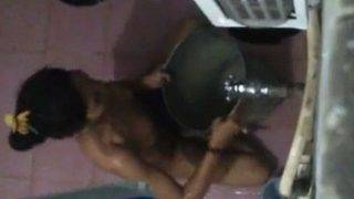 Video Panas Pembantu India Mandi Sembunyi-sembunyi
