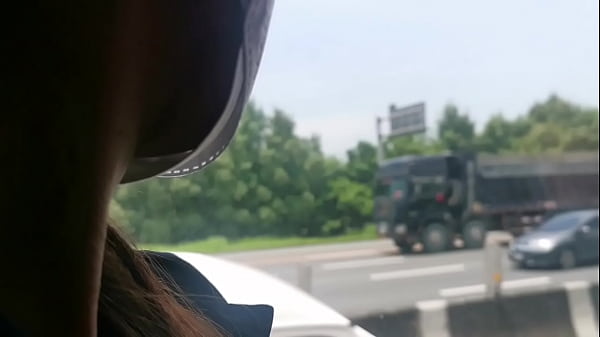 Pinay Mainin Ang Kanyang Sarili Sa Pampublikong Bus