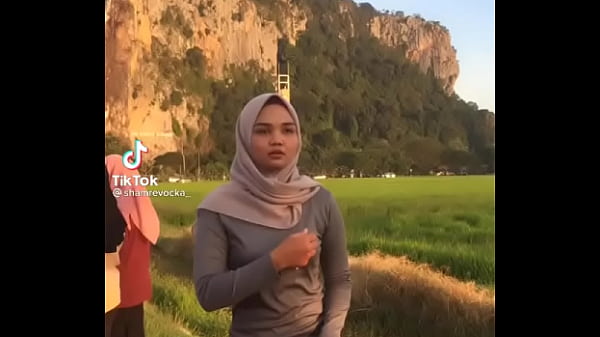 Goyangan Maut Bertudung, Menggoda Dan Membara