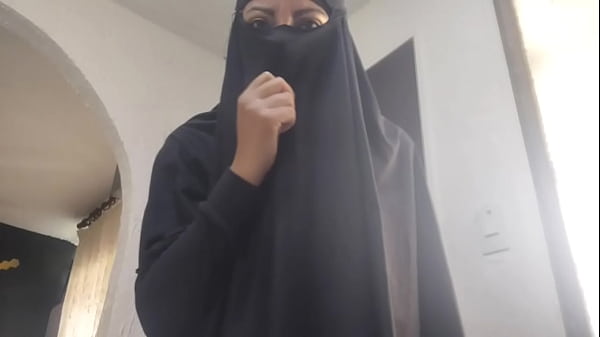 Milf Arab Mengocok Memek Sampai Muncrat Dan Orgasme Keras Di Webcam, Masih Pakai Niqab Dan Hijab