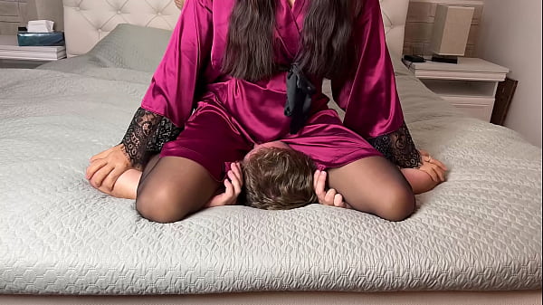 Duduk Kasar Di Wajah Dengan Tamparan Oleh Perempuan Asia Berjubah Malam Dan Mulut Dibelit Celana Dalam
