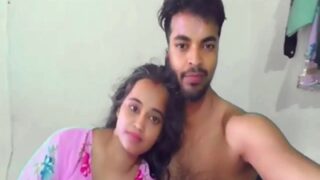 Cowok Kampus Ngentot Memek Pacarnya Di Depan Webcam Ala Desi