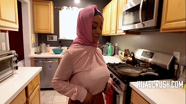 Curvy Ebony Berjilbab Nungging Kencang Kayak Bintang Porno- Lily Starfire