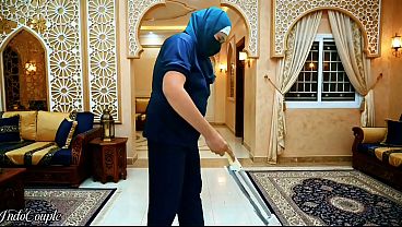 Pelayan Rumah Hijab Indonesia Disuruh Nyedot Kontol Majikan Sampe Nelen Semua Air Mani