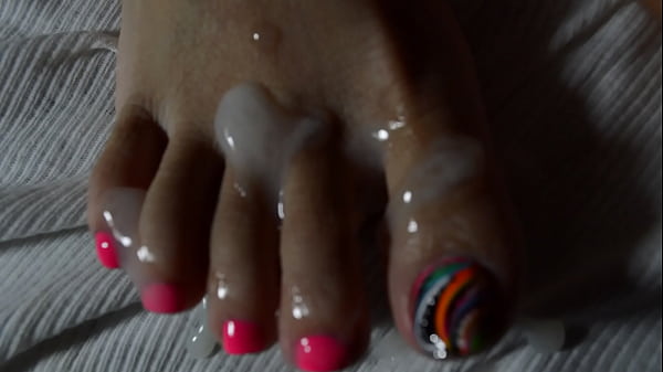 Mengecup Kaki Seksi Istri Asia Hingga Basah