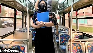 Istri Muslim Pulang Dari Kampus Sendirian Di Bus, Langsung Digarap Orang Asing Di Atas Hijabnya.