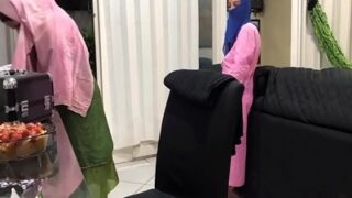 Bapak Gede Coli Di Depan Anak Tiri Hijabnya Yang Seksi.