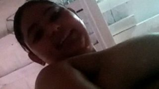 Desi Cewek Nggak Malu Ngangkangin Pantat Di Bak Mandi, Siap Digaruk.