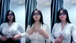 Julia Lea, Bajunya Ketat Banget Sampe Kelihatan Semua Lekukannya, Bikin Ngiler.
