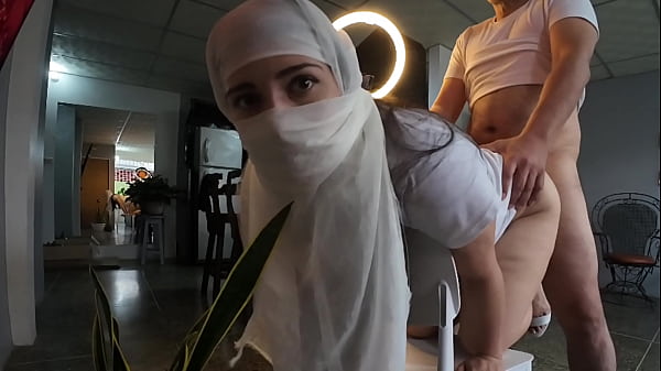 Ibu-ibu Berjilbab Dikocok Keras Sampai Maninya Muncrat Di Pantat.