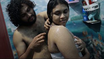 Cewek India Mandi Panas, Adegan Mesra Sama Kakak Tiri