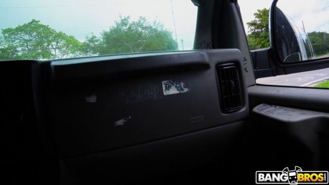 Bang Bus – Xxlayna Marie Diguyur Hujan, Basah Kuyup, Siap Digocok