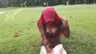 Hijab Cuma Formalitas, Badan Digoyang Di Taman Biar Makin Liar.