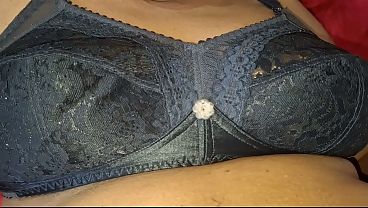 Ibu-ibu Asia Seksi Ini Nggak Bisa Nolak Siapa Pun, Lo Suka Sama Dia?