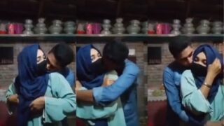 Cewek Di Karachi Diremas-remas Tititnya Sama Kakak Di Belakang Bokap Nyokap
