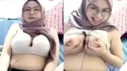 Jilbab Seksi Pakai Kacamata, Toge Melorot Bikin Liur Netes.