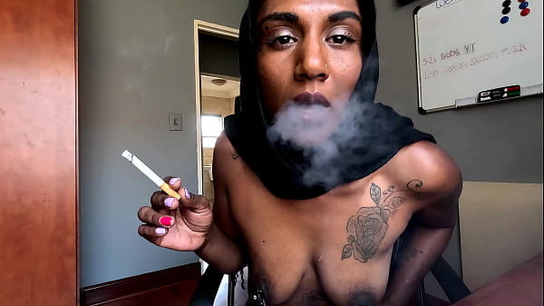 Desi Pake Hijab Ngebul Sambil Jepit Pentil
