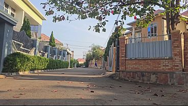 Astaga Mama Arab Ngocek Memek Sambil Duduk Di Depan Rumah Dekat Jalan Raya