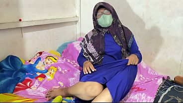 Wanita Berhijab Lagi Mainin Diri Sendiri, Desahan Panasnya Bikin Makin Liar.